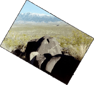 Petroglyphen und Sierra Blanca Peak